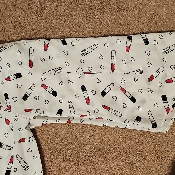 New York & Company White Lipstick Print Blouse - Picture 4 of 5